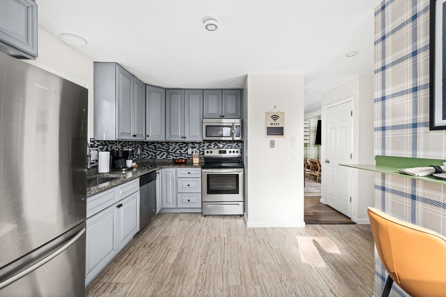 Een koelkast, een microgolfoven, een oven, een kookplaat