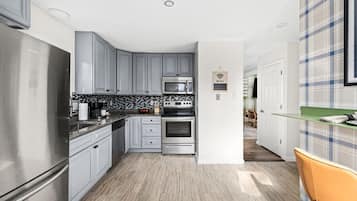 Een koelkast, een microgolfoven, een oven, een kookplaat