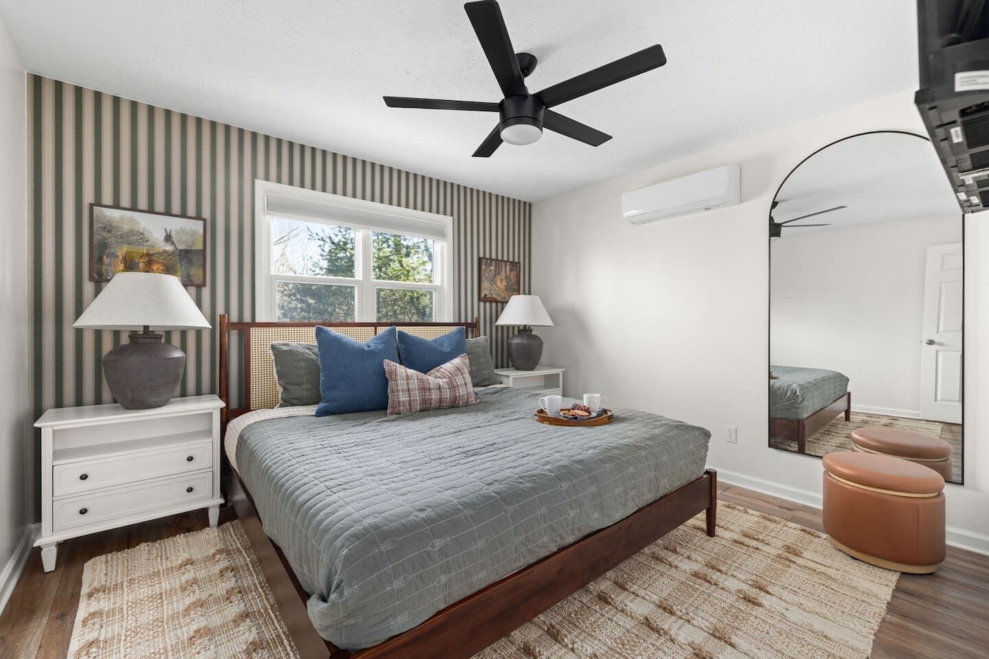 5 bedrooms, desk, iron/ironing board, travel crib