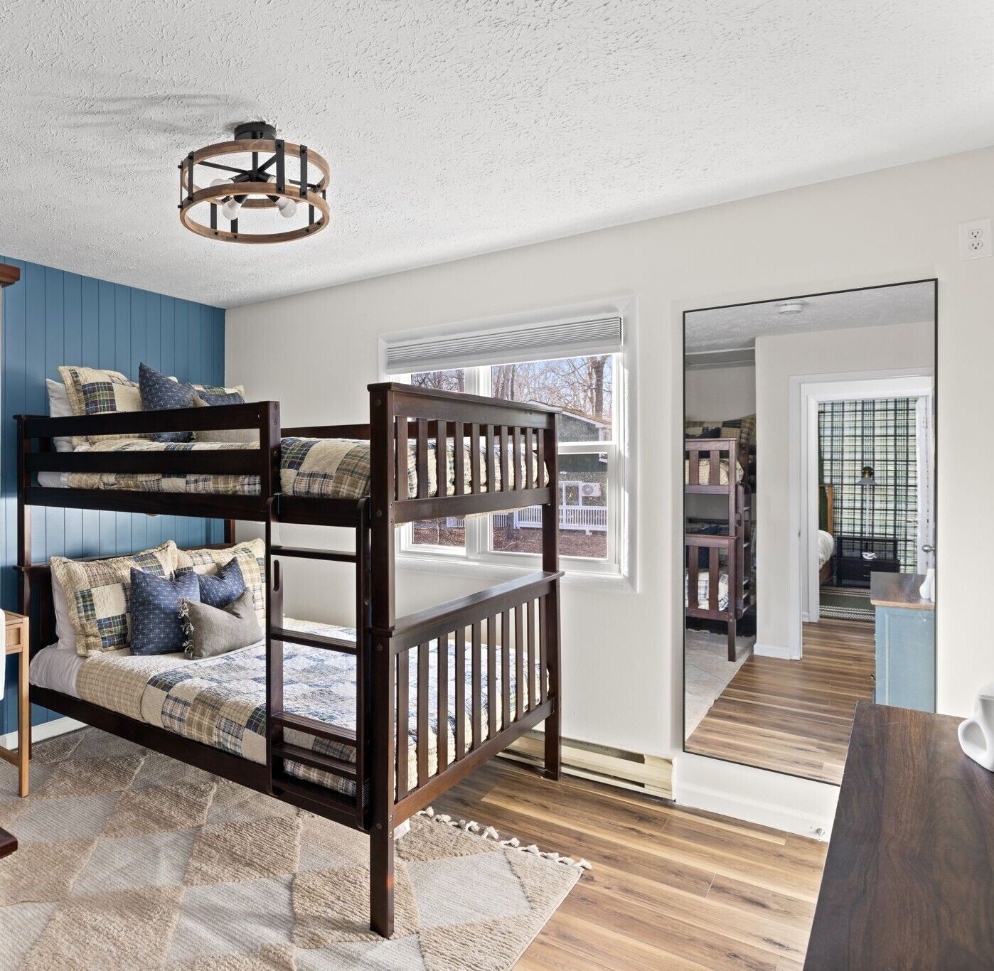 5 bedrooms, desk, iron/ironing board, travel cot