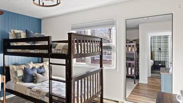 5 bedrooms, desk, iron/ironing board, travel cot