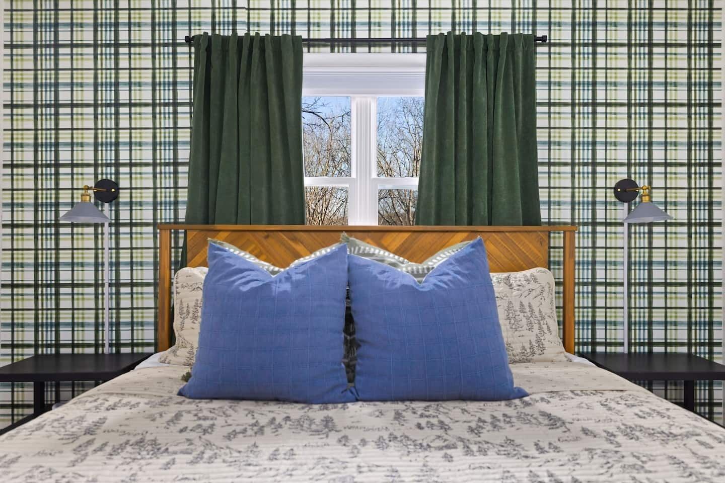 5 quartos, escrivaninha, ferros/tábuas de passar roupa, berço de viagem