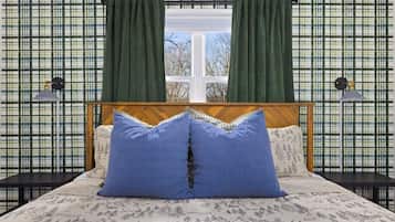 5 quartos, escrivaninha, ferros/tábuas de passar roupa, berço de viagem