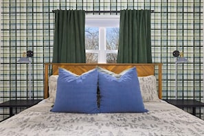 5 habitaciones, escritorio y tabla de planchar con plancha