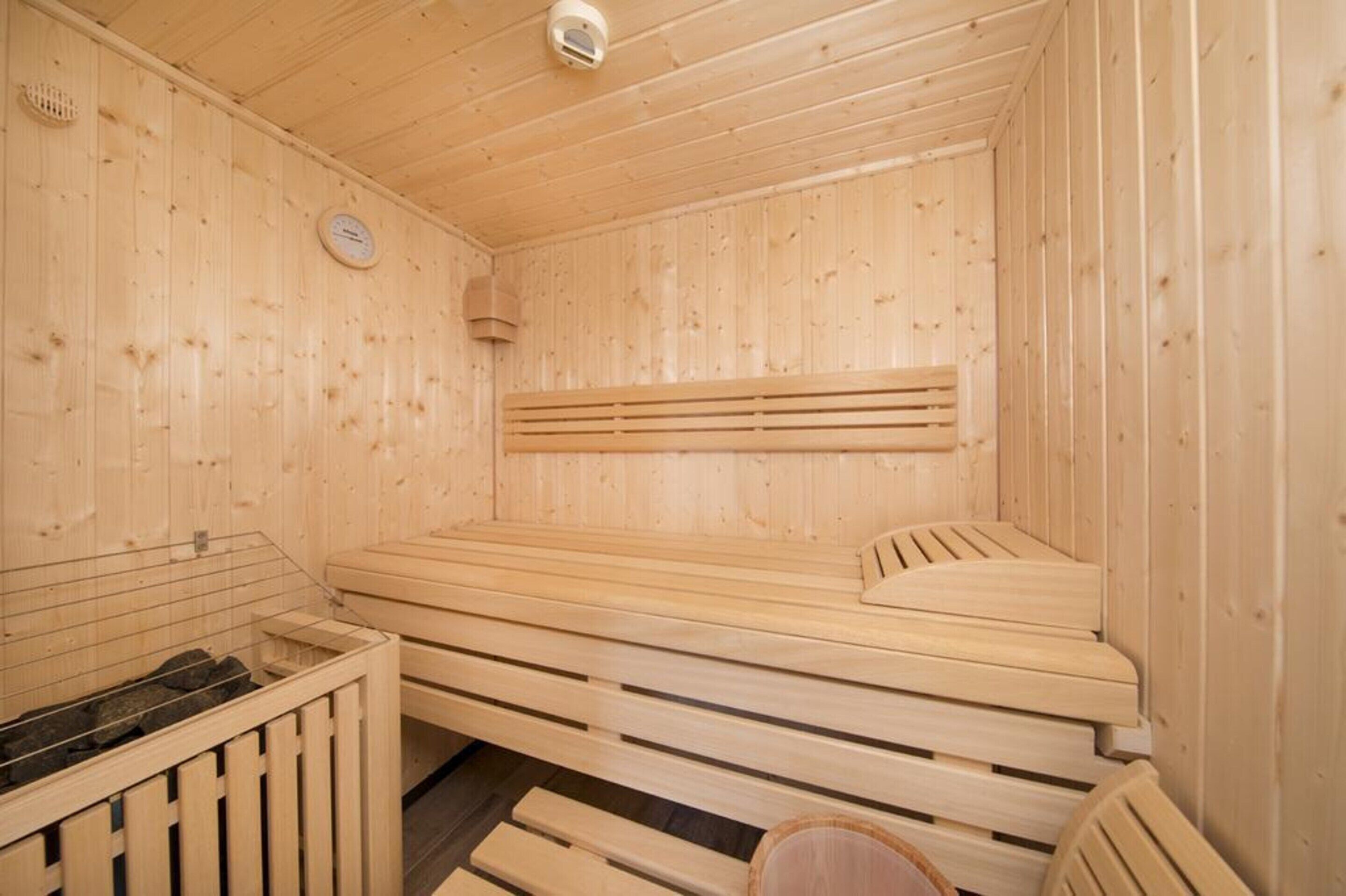 Eine Holzsauna mit Bänken und einer Sitzbank.