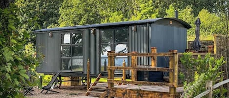 المنشأة من الخارج