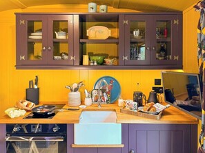 Kühlschrank, Ofen, Herdplatte, Kochgeschirr/Geschirr/Besteck