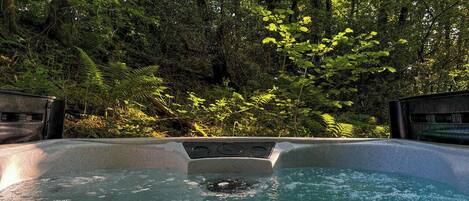 Tina de hidromasaje al aire libre