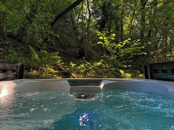 Bañera de hidromasaje al aire libre