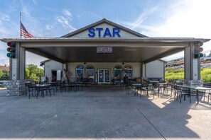 Outdoor dining - 2BR Lakeview Condo | Private Deck | Near Marina (Branson)