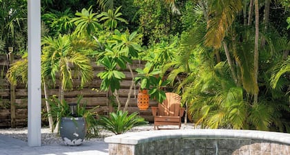 Charming Sapphire Shores Bungalow with Backyard Oasis