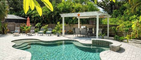 حمّام سباحة مُدفَّأ