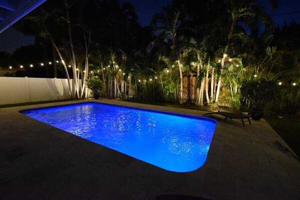 Pool - 3 bedroom home -Pool/TV/Hot tub/BBQ 2 miles from Deerfield Beach/Pier WiFi, AC. (Deerfield Beach)