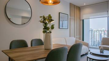 Apartment, 2 Bedrooms (1103) | Dining room