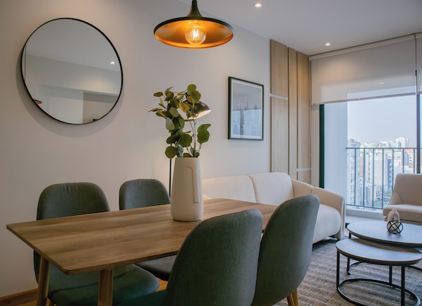 Apartment, 2 Bedrooms (1103) | Dining room