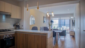 Une cuisine moderne avec des meubles en bois, un îlot central et des luminaires suspendus.