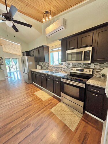 Cozy 3-bedroom lake house with private beach area and fire pit in Greenville