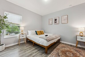 4 bedrooms, iron/ironing board, travel cot, WiFi - Cozy Columbus Escape Near OSU and Downtown – Sleeps 12 - Great for Game Days! (Columbus)