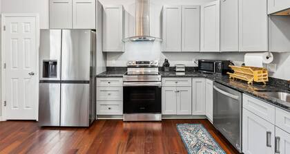 Cozy Columbus Escape Near OSU and Downtown – Sleeps 12 - Great for Game Days!