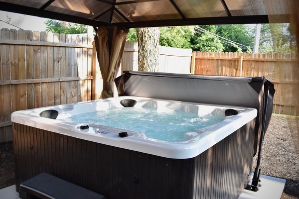 Tina de hidromasaje al aire libre