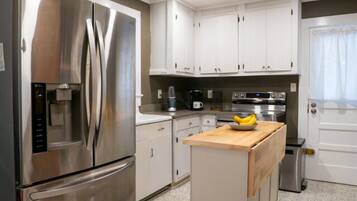 Mikroaaltouuni, uuni, liesi, kahvin-/teenkeitin