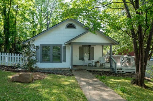 The Chestnut Cottage—5 minute walk to Dahlonega Square