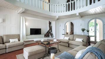 Luxury Villa | Ruang tamu | 55 inci televisyen dengan kabel