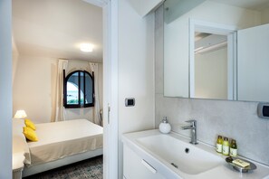 Luxus villa | Fürdőszoba | Zuhanyzó, hajszárító, bidé és törölközők