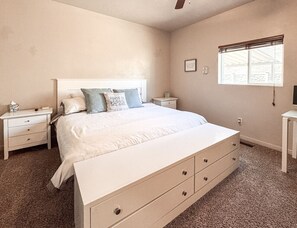 5 Schlafzimmer, Schreibtisch, Bügeleisen/Bügelbrett, Reisekinderbett