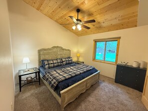 2 soverom, skrivebord, reiseseng for barn og wi-fi (inkludert)