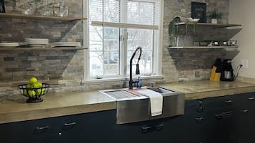 冷蔵庫、電子レンジ、オーブン、コンロ