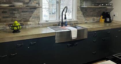 Charming 3-bedroom house within walking distance to Adrian College