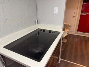 Réfrigérateur, micro-ondes, plaque de cuisson, cafetière/bouilloire