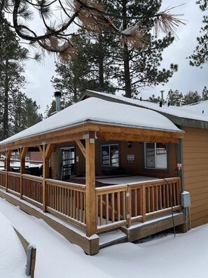 Exterior - Cozy Cabin, A/C, Hot Tub, Tankless Water Heater, Jacuzzi, Full Kitchen (Big Bear Lake)