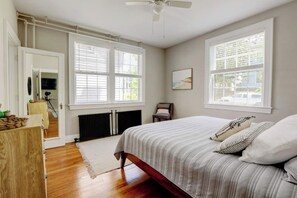 1 habitación, tabla de planchar con plancha, cuna de viaje y wifi