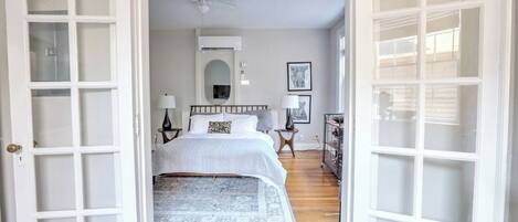 1 habitación, tabla de planchar con plancha, cuna de viaje y wifi