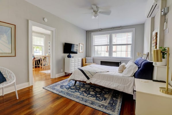 1 habitación, tabla de planchar con plancha y cuna de viaje