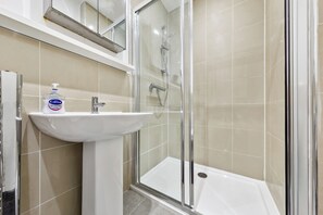 Chuveiro, secador de cabelo, toalhas de banho, sabonete