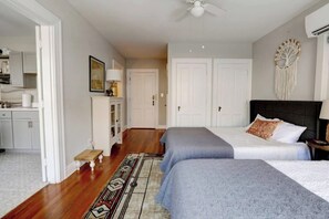 1 quarto, ferros/tábuas de passar roupa, berço de viagem