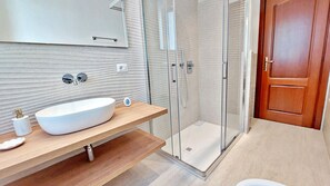 Shower, hair dryer, bidet, towels
