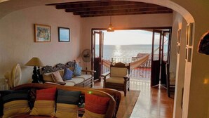 Smart TV, books, stereo - Traditional Downtown Home - Amazing View (Puerto Vallarta)