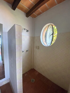 Haartrockner, Handtücher, Seife, Toilettenpapier