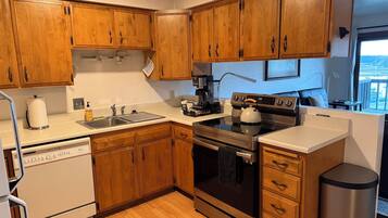 Køleskab, mikrobølgeovn, ovn, kogeplade