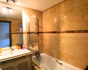 Dusche, Haartrockner, Bidet, Handtücher