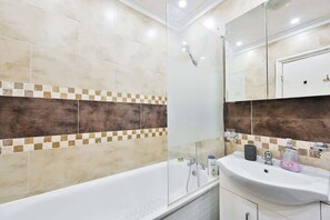 Douche, sèche-cheveux, serviettes fournies, shampoing