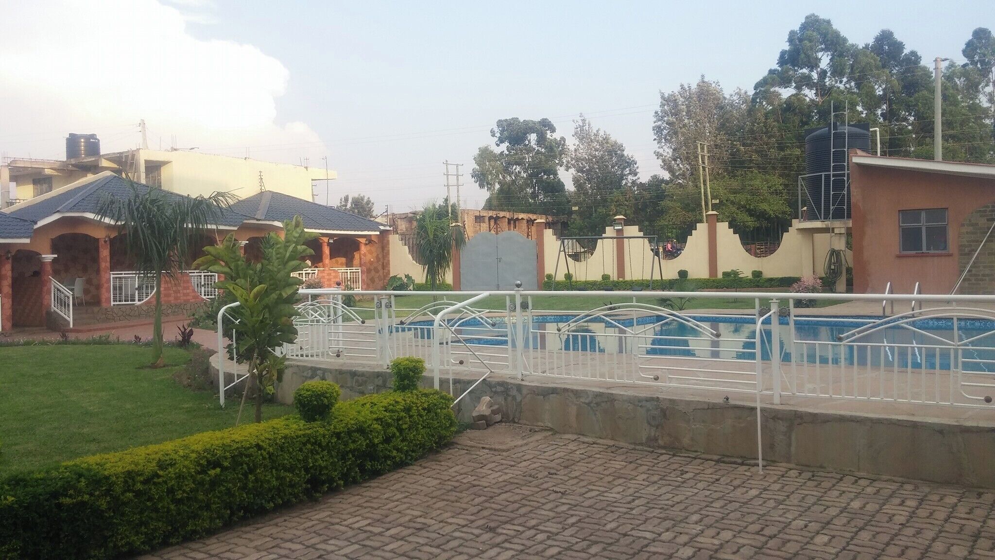 Una zona residencial con piscina, senderos pavimentados y diversos edificios.