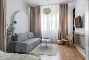 Living area - Cozy 1-bedroom apartment in awesome București with WiFi, AC (București)