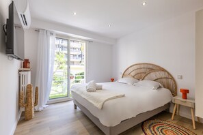 2 habitaciones, escritorio y tabla de planchar con plancha 