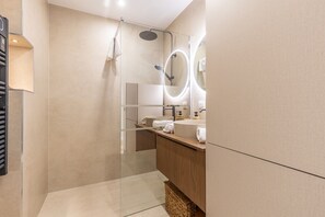 Douche, séchoir à cheveux, serviettes fournies