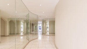 Ein moderner Flur mit Glaswänden und einer gewölbten Decke.